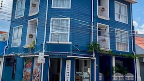 A blue hotel with a sign reading "Park View Hotel". - Park View Hotel y Restaurante (Alajuela)