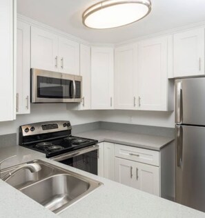 Mikrowelle, Ofen, Herdplatte, Geschirrspüler