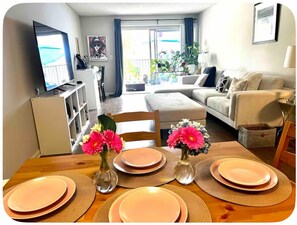 Smart TV - resort-style community amenities in the vibrant Atwater Village neighborhood (Los Angeles)