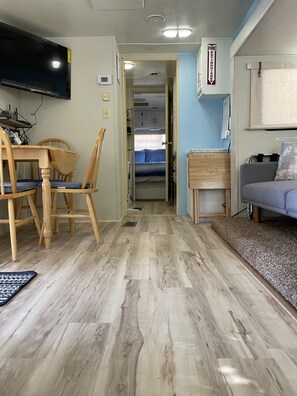 1 bedroom, WiFi, bed sheets - Cozy Clean Comfy (Hurricane)