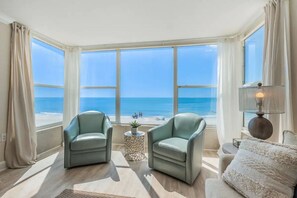 Smart TV, books - Beach Front Madeira Beach (Madeira Beach)