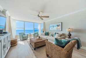 Smart TV, books - Beach Front Madeira Beach (Madeira Beach)