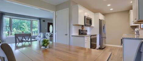 Fridge, microwave, stovetop, dishwasher