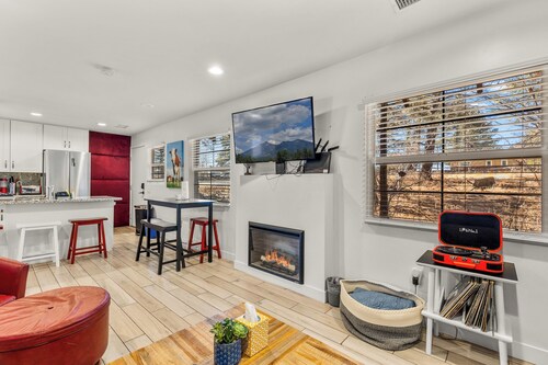 Beaver Street Stone Lodge w/AC, Fully Fenced Yard, W/D, 3 Smart TVs, Speedy WiFi