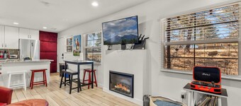 Beaver Street Stone Lodge w/AC, Fully Fenced Yard, W/D, 3 Smart TVs, Speedy WiFi