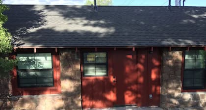 Historic Stone Lodge w/AC, Fully Fenced Yard, W/D, 3 Smart TVs, Speedy WiFi