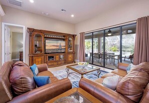 Smart TV, Netflix, streaming services - Surfside - Bikes and weight bench (Cape Coral)