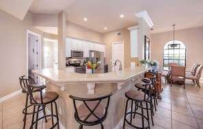 Fridge, microwave, oven, stovetop - Surfside - Bikes and weight bench (Cape Coral)