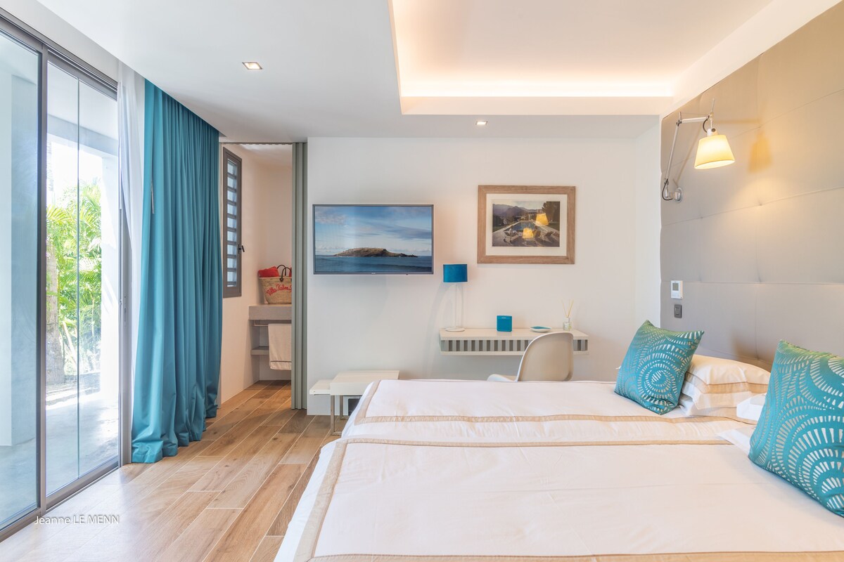 Master suite with en-suite bathroom and sea view