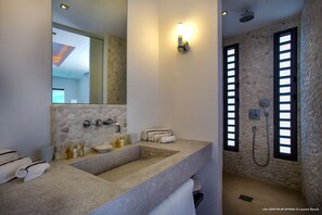 Douche, sèche-cheveux, serviettes fournies