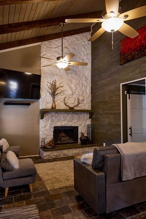 Interior - Stunning 3/3 just a block from the slopes! Large deck great for families. (Angel Fire)