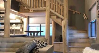 Stunning 3/3 just a block from the slopes! Large deck great for families.