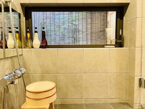 프리미엄 더블룸 | 욕실 | 별도의 욕조 및 샤워 시설, 레인폴 샤워기, 고급 세면용품, 헤어드라이어