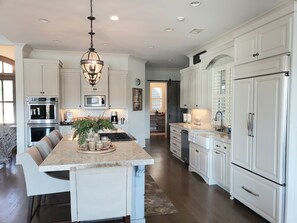 ثلاجة، ميكروويف، فرن، موقد طهي مسطح