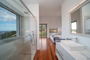 Een douche, een haardroger, handdoeken, zeep