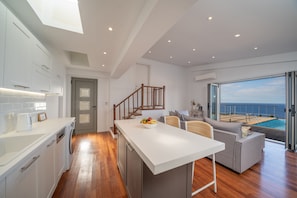 Kitchen island with view to pool and sea