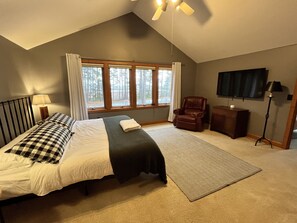 4 bedrooms, desk, iron/ironing board, free WiFi - Lakewood Lodge - Marquette Log Cabin w/ Lake Views (Marquette)