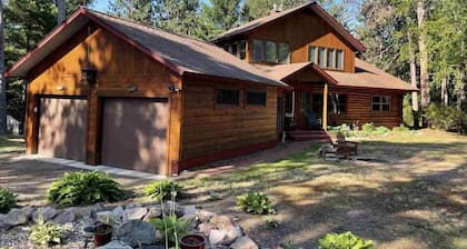 Lakewood Lodge - Marquette Log Cabin w/ Lake Views
