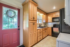 Microwave, coffee/tea maker, cookware/dishes/utensils