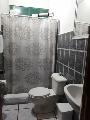 تجهيزات دش، مناشف، صابون، ورق حمّام