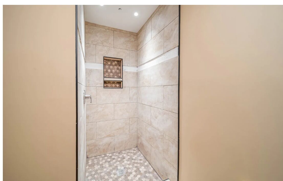 Combined shower/tub, towels, soap, toilet paper
