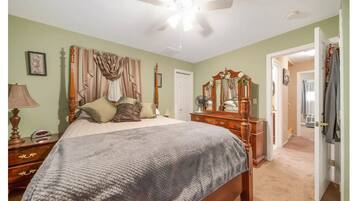 3 quartos, ferros/tábuas de passar roupa, berço de viagem