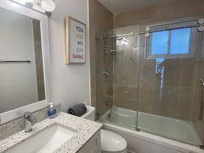 Ensemble baignoire-douche, séchoir à cheveux, serviettes fournies