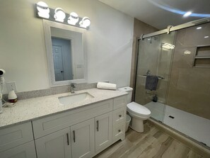 Ensemble douche/baignoire, sèche-cheveux, serviettes fournies