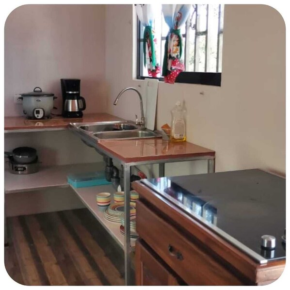 Refrigerador, cafetera y tetera y tetera eléctrica