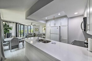 Réfrigérateur, four à micro-ondes, un four, surface de cuisson