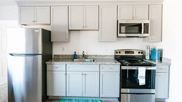 冰箱、微波炉、烤箱、炉灶