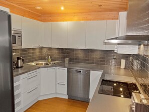 Kühlschrank, Mikrowelle, Geschirrspüler, Kochgeschirr/Geschirr/Besteck