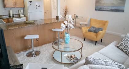 Walk to Beach! King Size Condo!