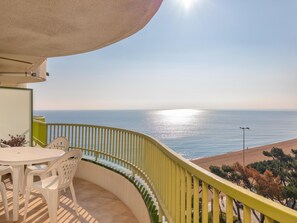 Outdoor dining - Views of the Mediterranean in front of the beach (Platja d'Aro)