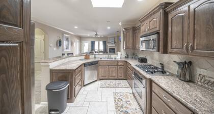 Right At Home-Midland Retreat with covered patio