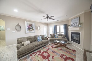 Smart TV, fireplace - Right At Home-Midland Retreat with covered patio (Midland)