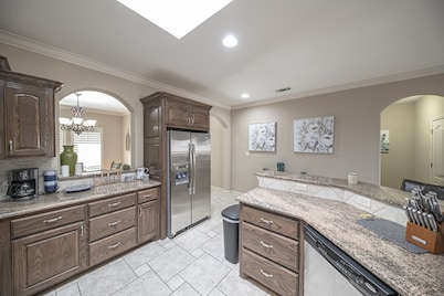 Right At Home-Midland Retreat with covered patio