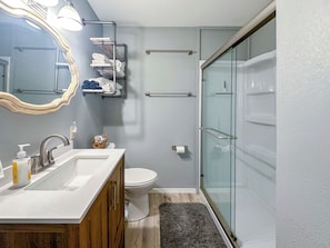 Shower, hair dryer, towels, soap - Charming Downtown Eureka Springs Flat w/ Parking, Full Kitchen, & Private Patio (Eureka Springs)