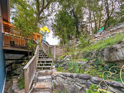 Charming Downtown Eureka Springs Flat w/ Parking, Full Kitchen, & Private Patio