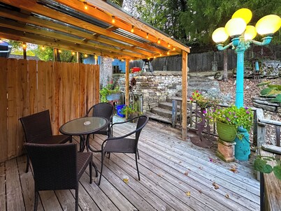 Charming Downtown Eureka Springs Flat w/ Parking, Full Kitchen, & Private Patio