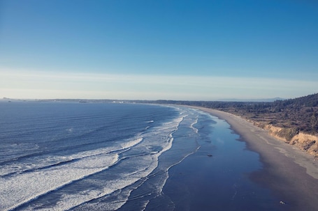 Beach nearby. Steps to the Pacific Ocean! Fully Remodeled...