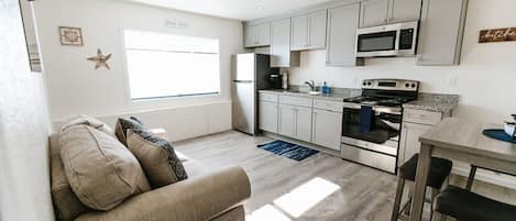 Frigorifero, microonde, forno, piano cottura