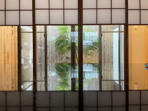 Premium-Villa | Wohnbereich | 21-Zoll-LCD-Fernseher mit Kabelempfang, Fernseher