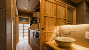 尊榮別墅 | 私人廚房 | 電冰箱、微波爐、洗碗機、電鍋