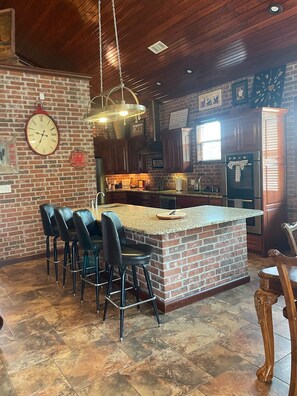 Fridge, microwave, oven, stovetop - lake home with boat dock and private ramp (Hot Springs)