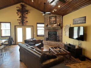 Smart TV, fireplace - lake home with boat dock and private ramp (Hot Springs)