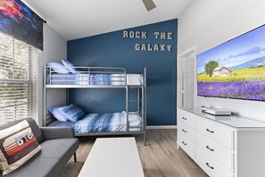 3 slaapkamers, een strijkplank/strijkijzer, reisbedje, wifi