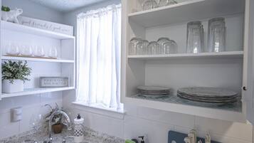 雪櫃、微波爐、焗爐、爐具