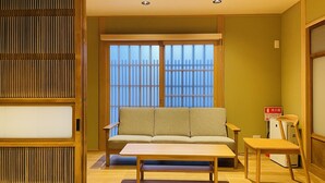 21-inch LCD TV with cable channels, TV - Kouhaku Kinkaku Kotobuki (Kyoto)