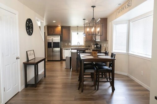 Elegant just 5 minutes from downtown.